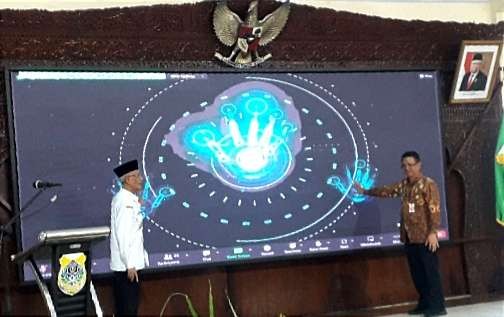 Bupati Bondowoso Salwa Arifin dan perwakilan BSSN, Hasto Prastowo saat peluncuran program BondowosoKab.CSIRT, Rabu 2 Agustus 2023. (Foto: Guido Saphan/Ngopibareng.id)