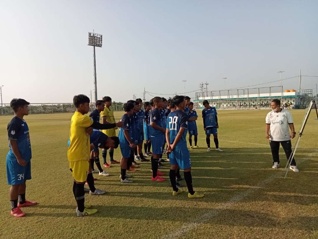 Pelatih Didik Yulianto saat memberikan arahan latihan anak asuhnya untuk persiapan Porprob Jatim VIII 2023(Foto: Imron Rosidi/ngopibareng.id)