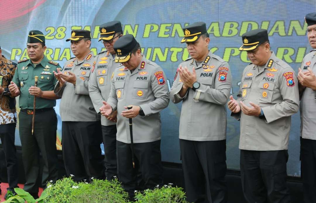 Kapolda Jawa Timur Irjen Pol Dr Toni Harmanto, memberangkatkan bantuan air bersih bagi Masyarakat yang terdampak kekeringan, secara simbolis id Polres Bojonegoro, Kamis 3 Agustus 2023. (Foto: dok.Polres Bojonegoro)