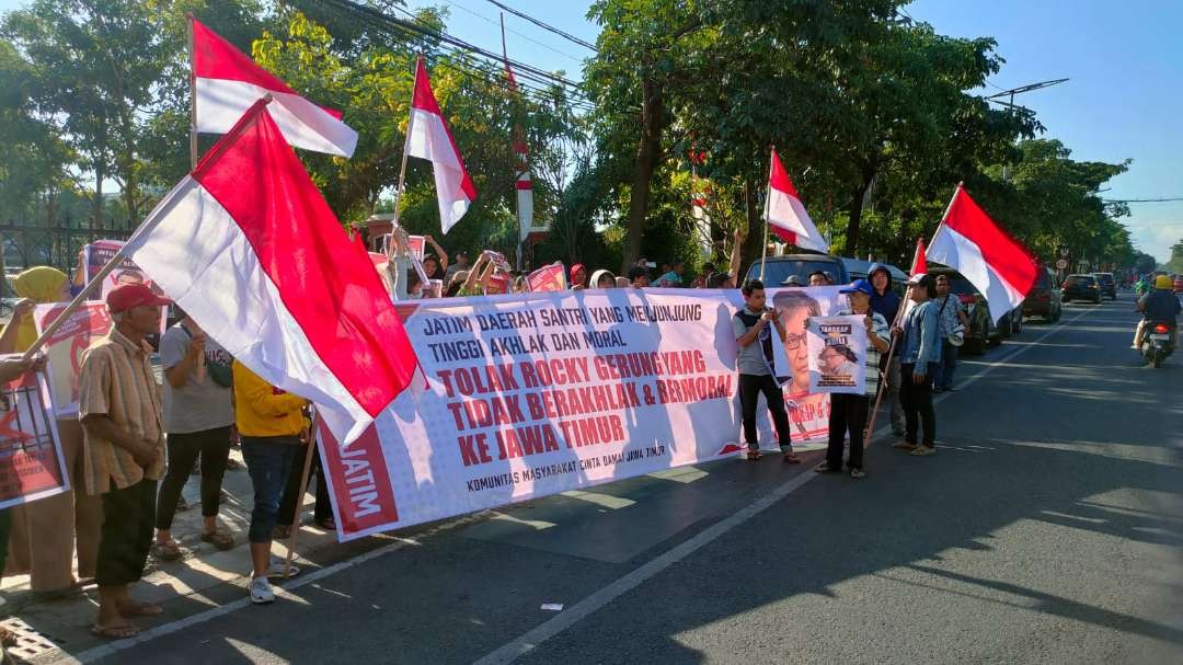 Kelompok Komacida melakukan aksi penolakan Rocky Gerung di Mapolda Jatim, Surabaya, Kamis 3 Agustus 2023. (Foto: Ist)