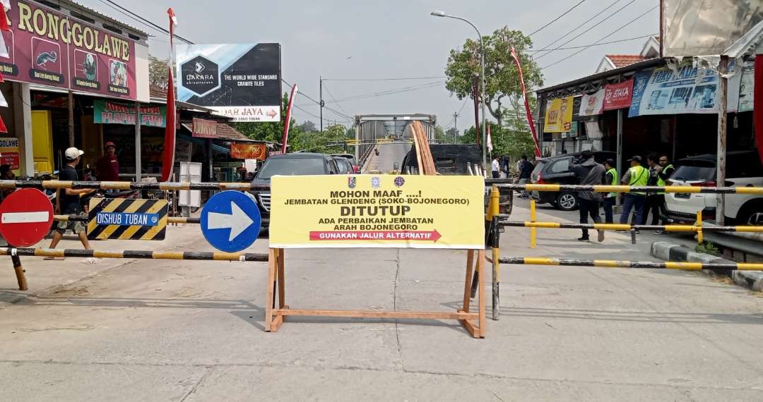 Jembatan Glendeng penghubung Tuban - Bojonegoro mulai hari ini ditutup total (Foto: Khoirul Huda/Ngopibareng.id)