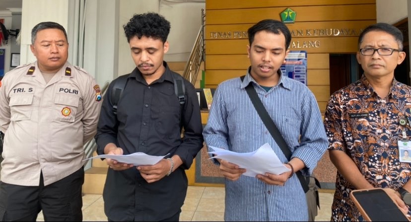 Dua perwakilan Malang Corruption Watch (tengah) saat menyampaikan terkait dugaan kecurangan PPDB di Kantor Disdikbud Kota Malang (Foto: Lalu Theo/Ngopibareng.id)