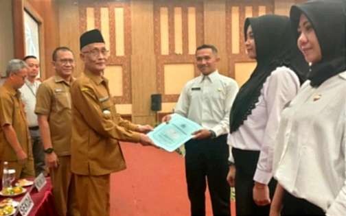 Sekda Bambang Soekwanto mendampungi Bupati Bondowoso Salwa Arifin menyerahkan SK Pengangkatan 811 PPPK Formasi 2022.(Foto:Guido/Ngopibareng.id)