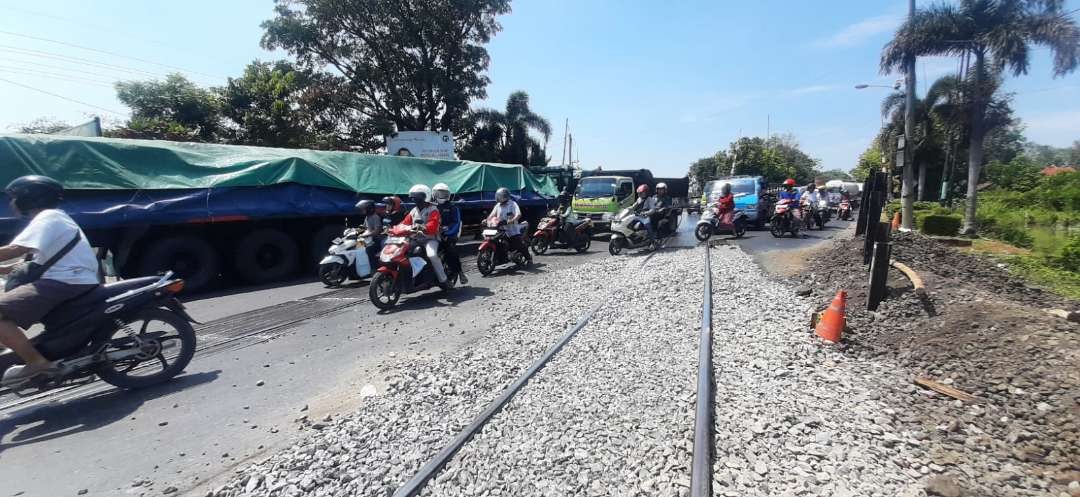 Jalur rel kereta api di lintasan Jalan Raya Jakgung Suprapto, Lamongan. (Foto: Imron Rosidi/Ngopibareng.id)