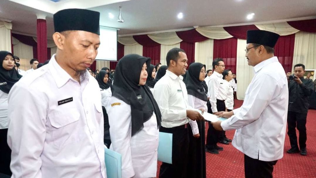 Walikota Pasuruan Saifullah Yusuf secara simbolis menyerahkan SK kepada PPPK. Sebanyak 200 orang akan menerima SK pengangkatan sebagai Pegawai Pemerintah dengan Perjanjian Kerja (PPPK) Guru dan Tenaga Teknis di lingkungan Pemerintah Pasuruan formasi tahun 2022. (Foto: Pemkot Pasuruan)