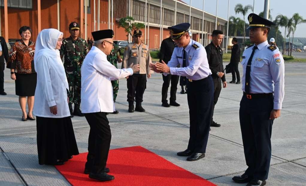 Wapres KH Ma'ruf Amin  besersama  Ibu Wahyuni dan rombongan terbatas menuju Kaltara ( foto: Setwapres)