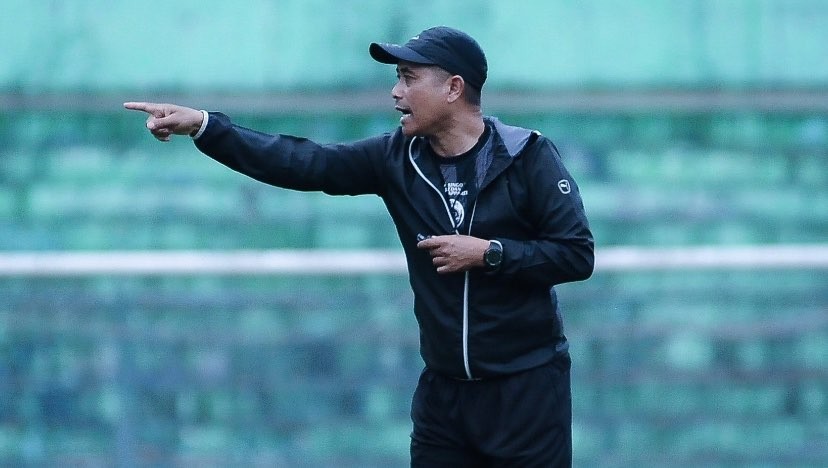 Pelatih Arema FC, Joko Susilo saat memimpin sesi latihan tim (Foto: Twitter/@Aremafcofficial)