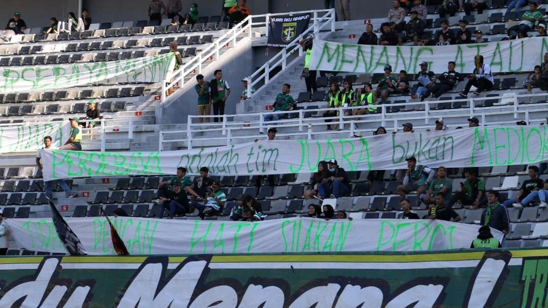 Suasana tribun selatan di Stadion Gelora Bung Tomo, Surabaya, Jumat 4 Agustus 2023. (Foto: Fariz Yarbo/Ngopibareng.id)