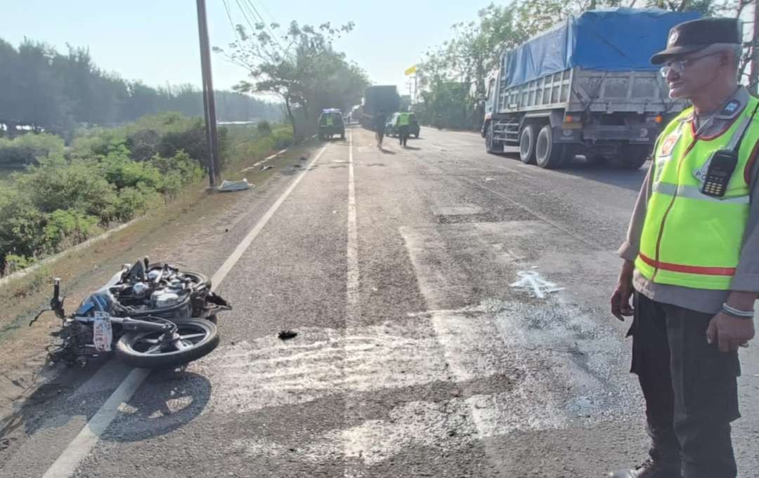 Anggota Kepolisian Sektor Jenu, Polres Tubansaat mendatangi lokasi kejadian kecelakaan (Foto: dok. Polres Tuban)