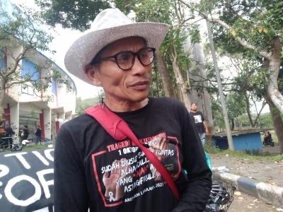 ASN Pemkot Batu, Miftahudin Ramli alias Midun saat memulai start ekspedisi Tragedi Kanjuruhan dari Stadion Kanjuruhan (Foto: Lalu Theo/Ngopibareng.id)