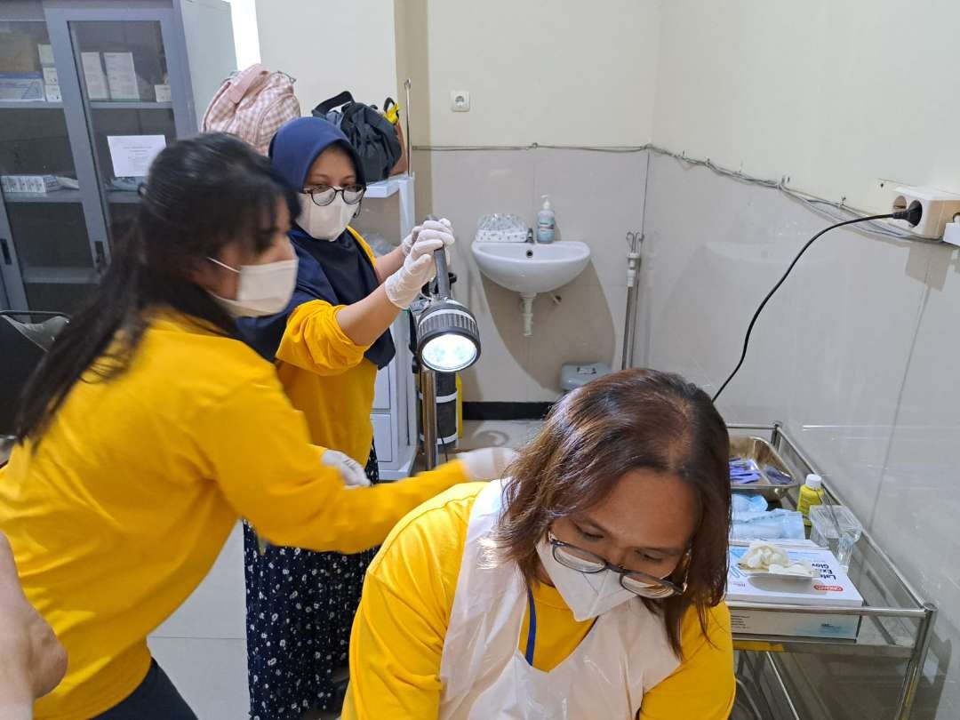 Sosialisasi dan pemeriksaan pap smear yang dilakukan FK Unair. (Foto: Ist)