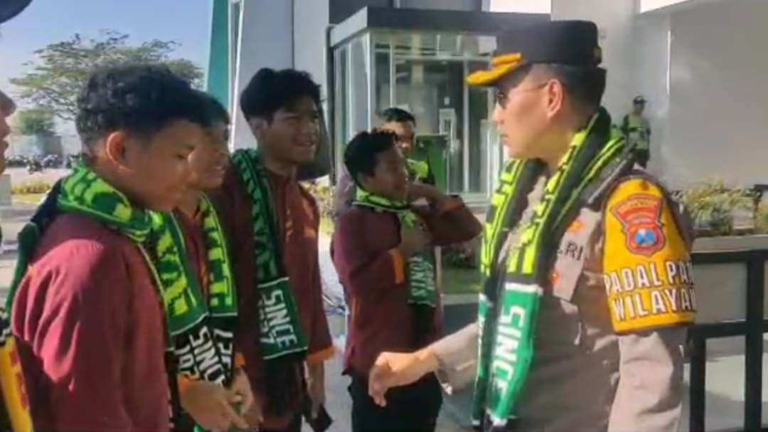 Kapolsek Karang Pilang, Kompol A Risky Fardian (kanan) menyambut anak yatim saat menyaksikan laga Persebaya melawan Persikabo di Stadion Gelora Bung Tomo, Surabaya, Jumat 4 Agustus 2023. (Foto: Tangkapan Layar)