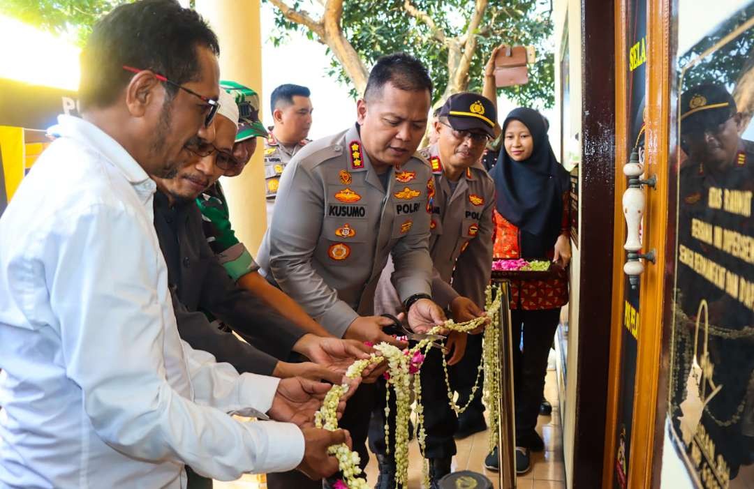 Simbolis peresmian pos skck tingkat desa di Sidoarjo (foto : Aini/Ngopibareng.id)