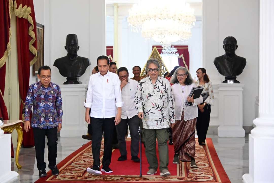 Seniman Butet Kartaredjasa mempresentasikan sebuah tarian dari Padepokan Seni Bagong Kusudiardjo Yogyakarta, berjudul Nusantara Etam. (Foto: Biro Pers Kepresidenan)