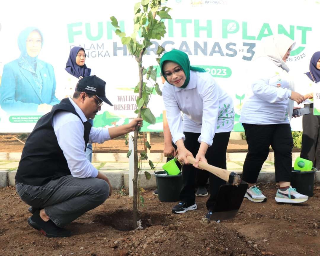 Walikota Pasuruan Saifullah Yusuf bersama Ketua Tim Penggerak Pemberdayaan dan Kesejahteraan Keluarga (TP PKK) Fatma Saifullah Yusuf, secara simbolis menanam pohon. Kegiatan ini merupakan peringatan Hari Keluarga Nasional (Harganas) 2023 dengan tema Fun With Plant, Taman Bibit Pohon sebagai wujud nyata upaya pencegahan stunting. Kegiatan yang digelar di Hutan Kota Sekargadung pada Jumat 4 Agustus 2023. (Foto: Pemkot Kota Pasuruan)