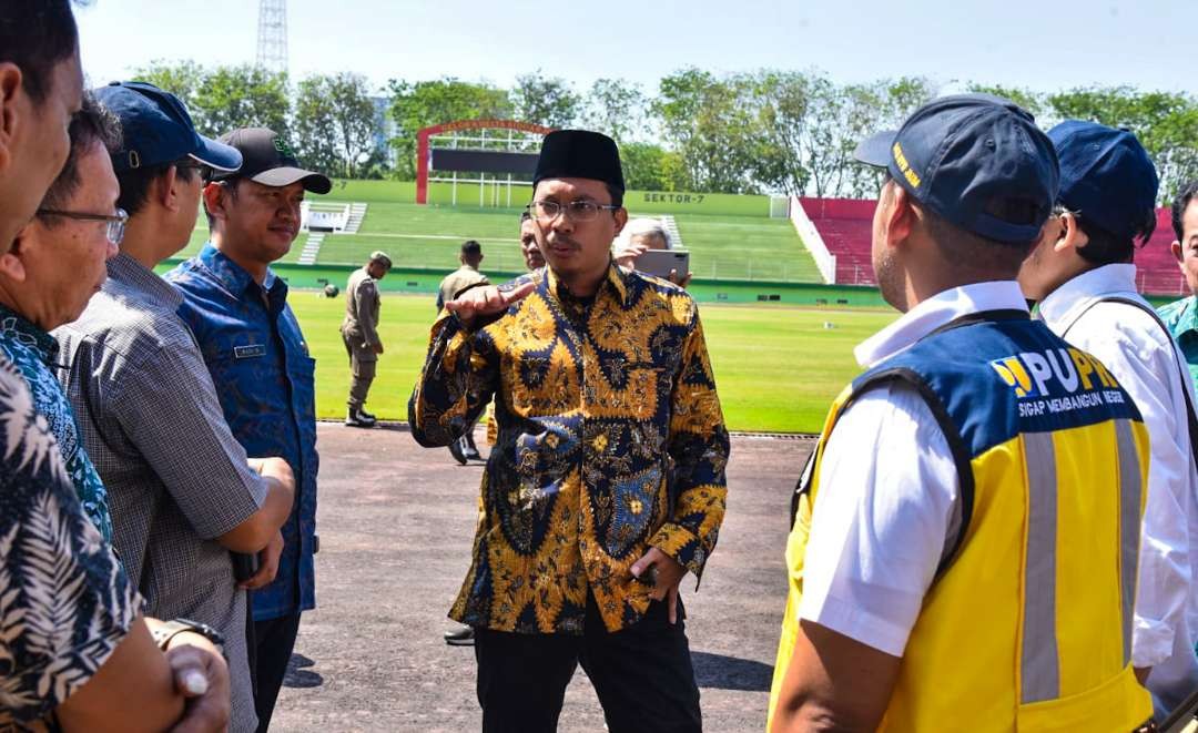 Bupati Sidoarjo saat dampingi Tim survei Kementerian PUPR di Stadion Gelora Delta Sidoarjo (foto : Aini/Ngopibareng.id)