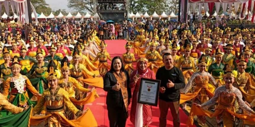 Tari Bedoyo Putri Mojosakti mendapatkan rekor MURI  Dunia.(Foto Deni Lukmantara/Ngopibareng)