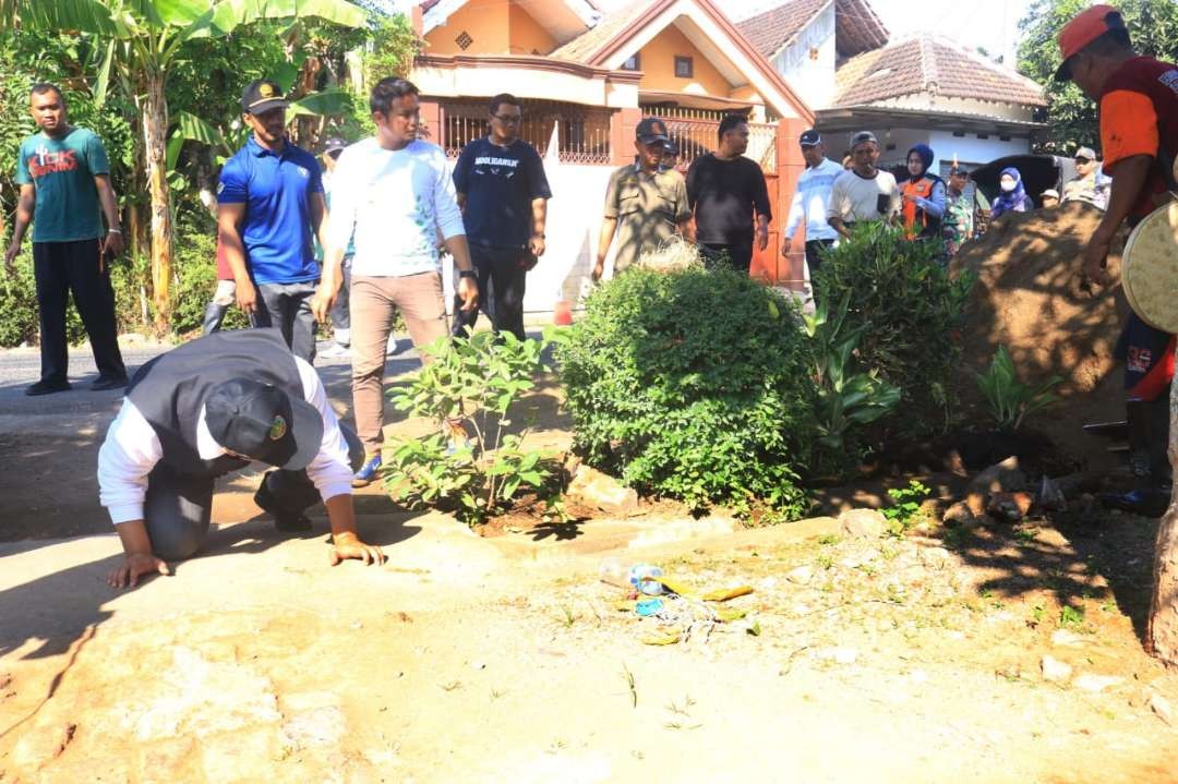 Walikota Pasuruan Saifullah Yusuf atau akrab disapa Gus Ipul ini bahkan sampai jongkok melihat saluran. Mengecek saluran ini dilakukan saat Gus Ipul mengecek kerja bakti warga. (Foto: Pemkot Pasuruan)