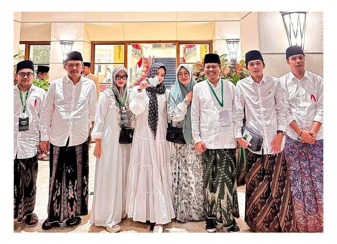 KH Abdussalam Shohib (paling kiri) bersama para kiai muda, Gus Rahim, Gus Yusuf Chudlori, Gus Iqdam dan Gus Kautsar.   (Foto:media center NU Jatim)