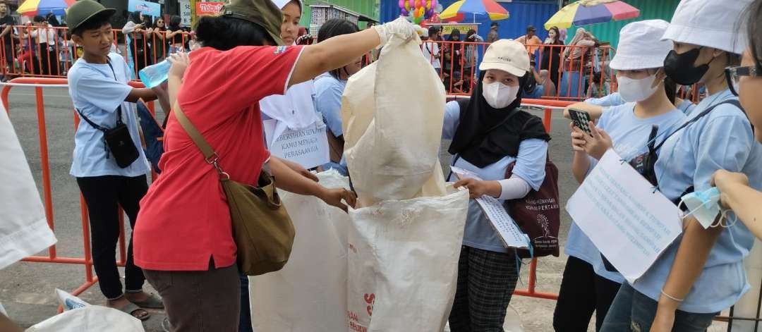 Aksi peduli lingkungan yang dilakukan MAG Jember di arena pagelaran JFC (Foto: Istimewa)