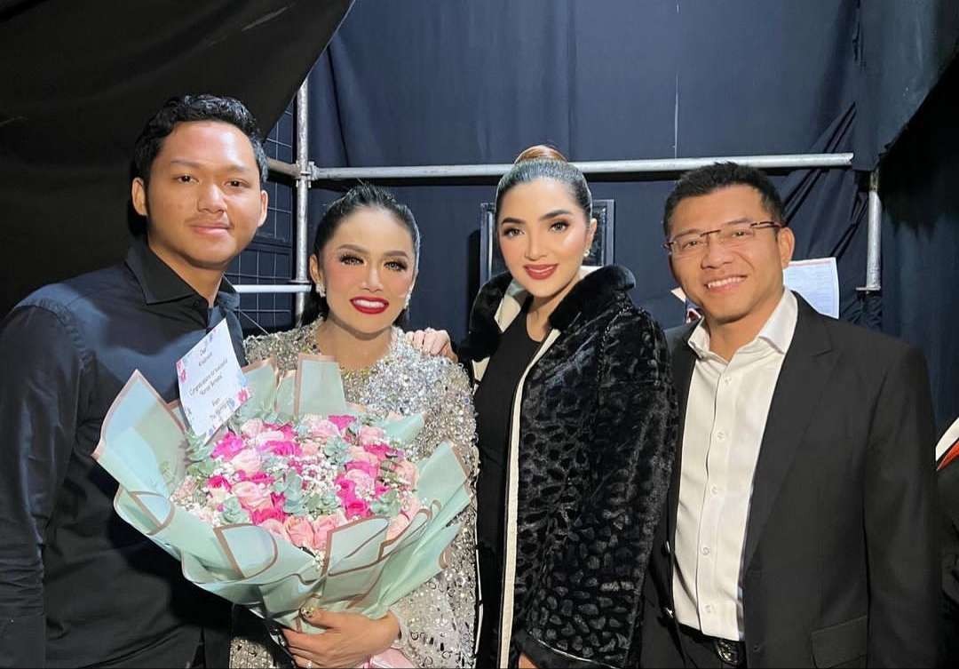 Krisdayanti dan Anang Hermansyah duet meski tak sepanggung. (Foto: Instagram @ashanty_ash)