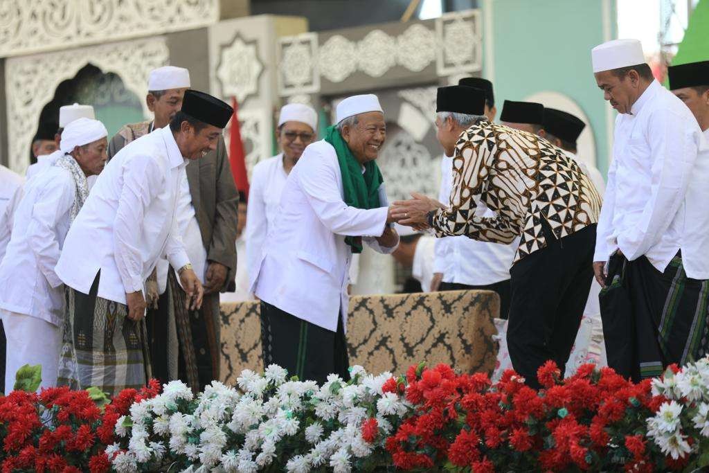 Gubernur Jawa Tengah Ganjar Pranowo pamit pada ulama di Manaqib Kubro, Istighosah dan Pengajian Umum Jam’iyyah Ahlith Thariqah aI-Muktabarah an-Nahdliyah (Jatman) di Rembang, Minggu, 6 Agustus 2023. (Foto: Ist)