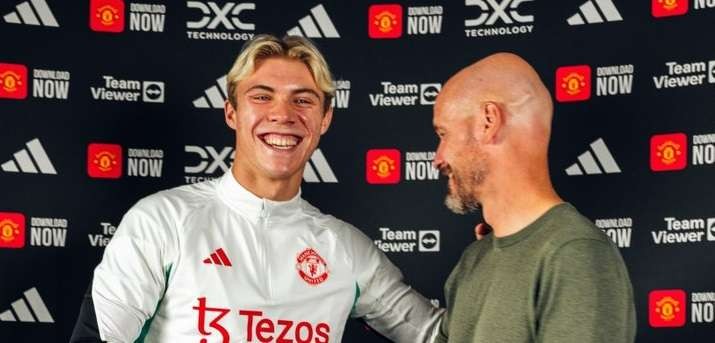 Rasmus Hojlund berjabat tangan dengan juru taktik Manchester United, Erik ten Hag sesaat usai teken kontrak. (Foto: Twitter/@ManUtd)