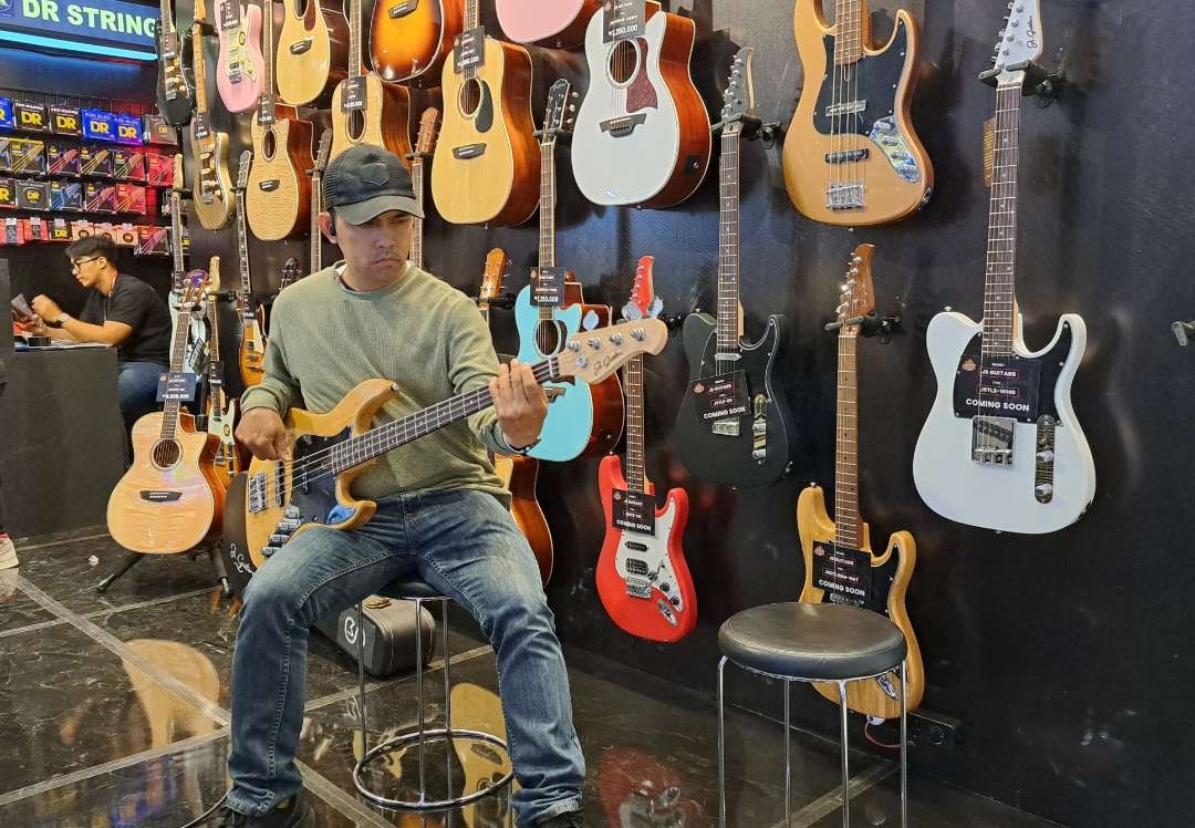 Salah satu pengunjung SMEX yang melakukan coaching clinic di booth JS Guitar. (Foto: Pita Sari/Ngopibareng.id)