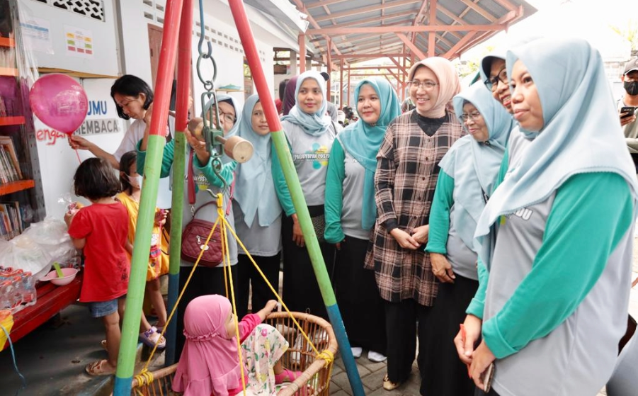 Wakil Bupati Lumajang, Indah Amperawati mendorong warganya untuk rutin melakukan pemeriksaan kesehatan dan timbang berat badan bayi dan balita di Posyandu. (Foto: Kominfo Lumajang)