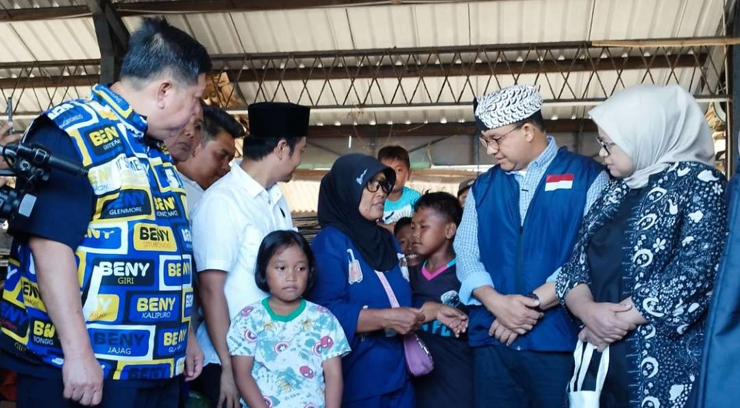 Anies Baswedan berbincang dengan nelayan Muncar, Banyuwangi (Foto:Muh Hujaini/Ngopibareng.id)