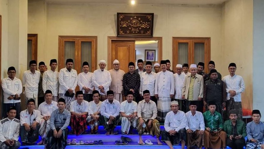 KH Marzuki Mustamar besama para kiai pesantren jajaran PWNU Jawa Timur saat berziaran ke Makam Syaikhona M Kholil di Bangkalan. (Foto: dok/ngopibareng.id)