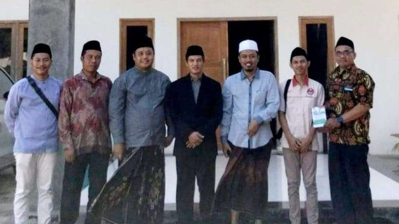 Ust Ma'ruf Khozin, bersama salah satu ulama muda Muhamadiyah yang konsisten pada Akidah yang diputuskan oleh Himpunan Keputusan Tarjih, 1929, yang berisikan Bab "Allah Wujud Qidam Baqa'." (Foto: fb maruf khozin)