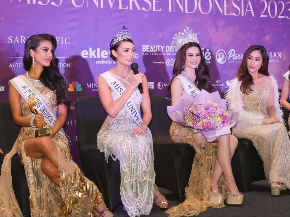 CEO Miss Universe Indonesia 2023, Poppy Capella (kanan) bersama Miss Universe Indonesia dan Miss Universe Dunia. (Foto: Instagram @missuniverse_id)