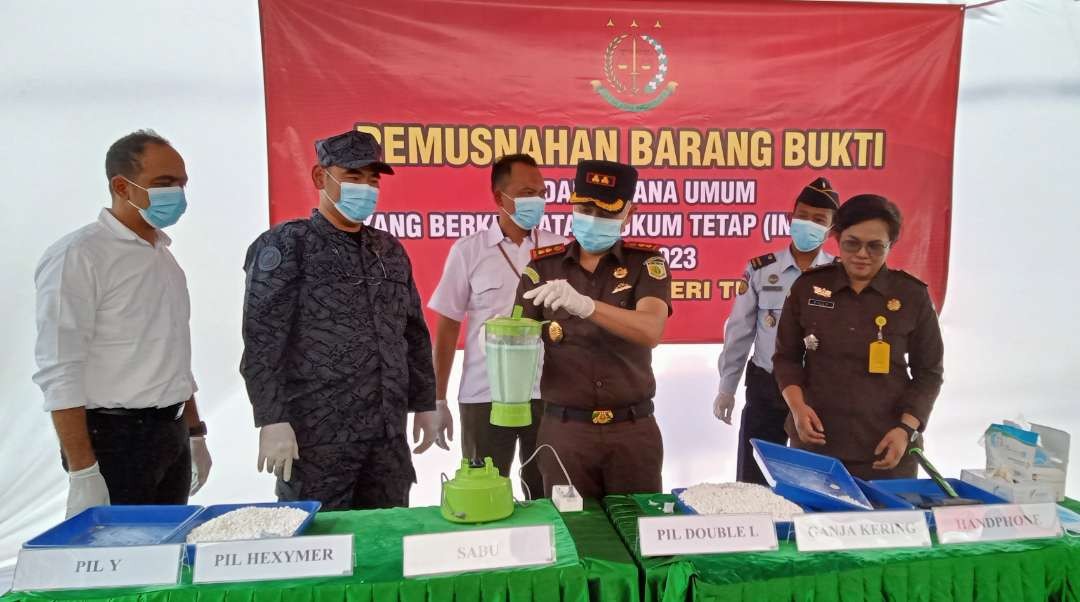 Kejaksaan Negeri Tuban bersama instansi terkait melakukan pemusnahan barang bukti tindak pidana umum. (Foto: Khoirul Huda/Ngopibareng.id)