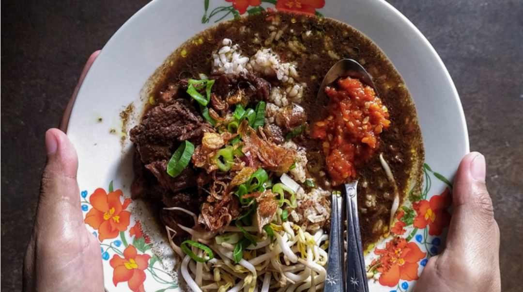 Semangkok rawon. Kelezatannya membuatnya jadi peringkat ketiga sup terenak di dunia versi Taste Atlas. (Foto: Shutterstock via Femina)