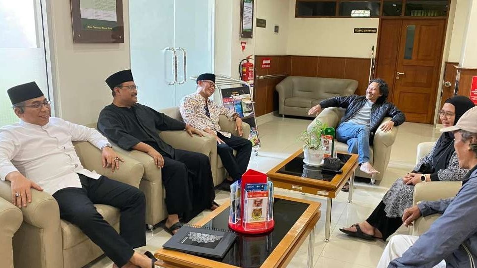 Ketua Umum PBNU KH Yahya Cholil Staquf dan Sekjen PBNU H Saifullah Yusuf, saat membesuk Mbah Nun yang sedang dirawat di rumah sakit di Yogyakarta, Jumat lalu. (Foto: ngopibareng.id)