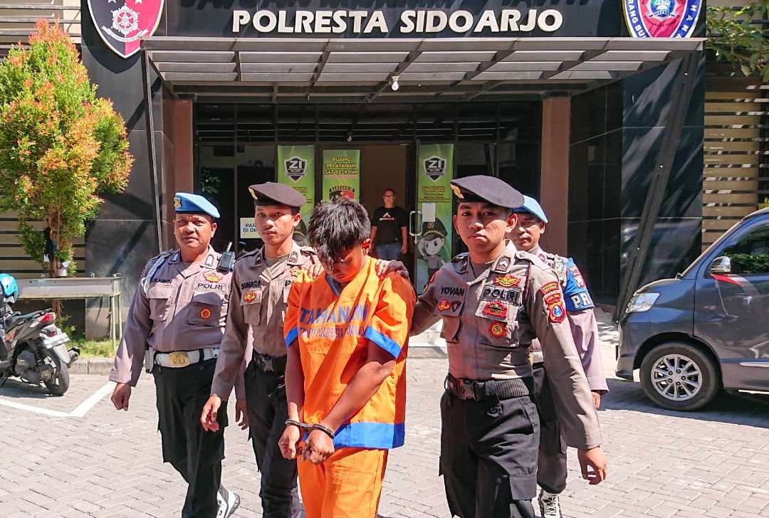 Pelaku pembunuhan, RI, saat diamankan polisi. (Foto: Aini Arifin/Ngopibareng.id)