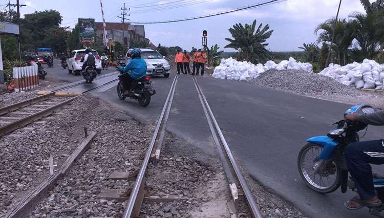 Lintasan Kereta Api di Bayeman, Kecamatan Baureno, Bojonegoro yang akan diperbaiki mulai Selasa 8 Agustus 2023. (Foto: dok. Humas  PT KAI Daop 8 Surabaya)