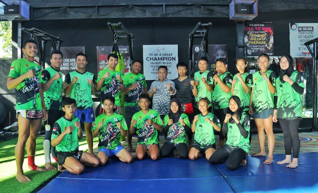 Wakil Ketua Panpel BK PON Muay Thai di Jawa Timur, Baso Juherman (tengah). (Foto: Dok. Pribadi)