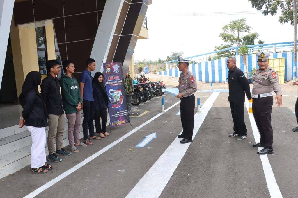 Petugas Satlantas Polres Blitar memberikan petunjuk dan arahan sekaligus memberikan waktu berlatih sebelum masyarakat mengikuti ujian praktek SIM di Mapolres Blitar. (Foto: Dokumentasi Polres Blitar)