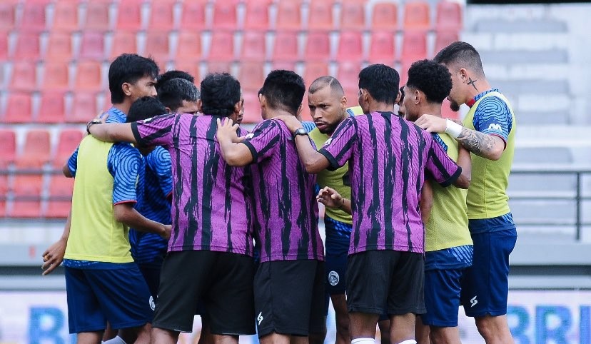 Skuat Arema FC saat menjalani sesi latihan (Foto: Twitter/@Aremafcofficial)