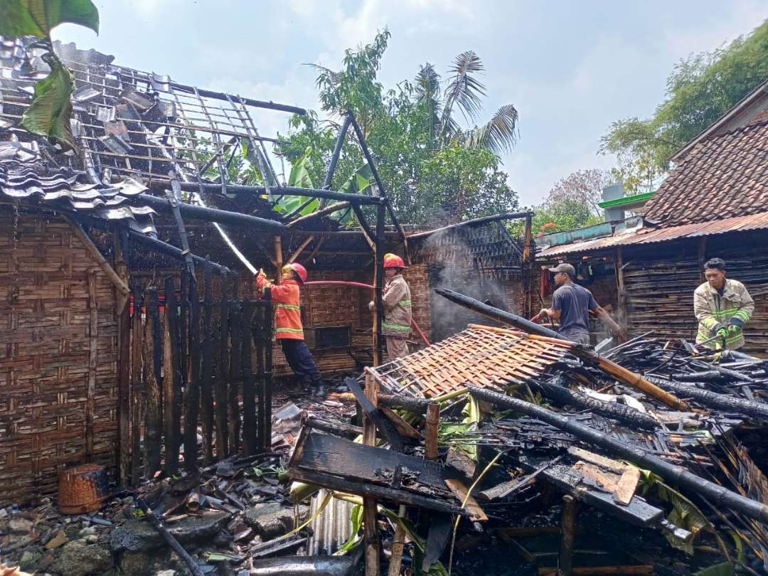 Petugas Damkar sedang menyemprotkan air pemadaman api (Foto: Istimewa)