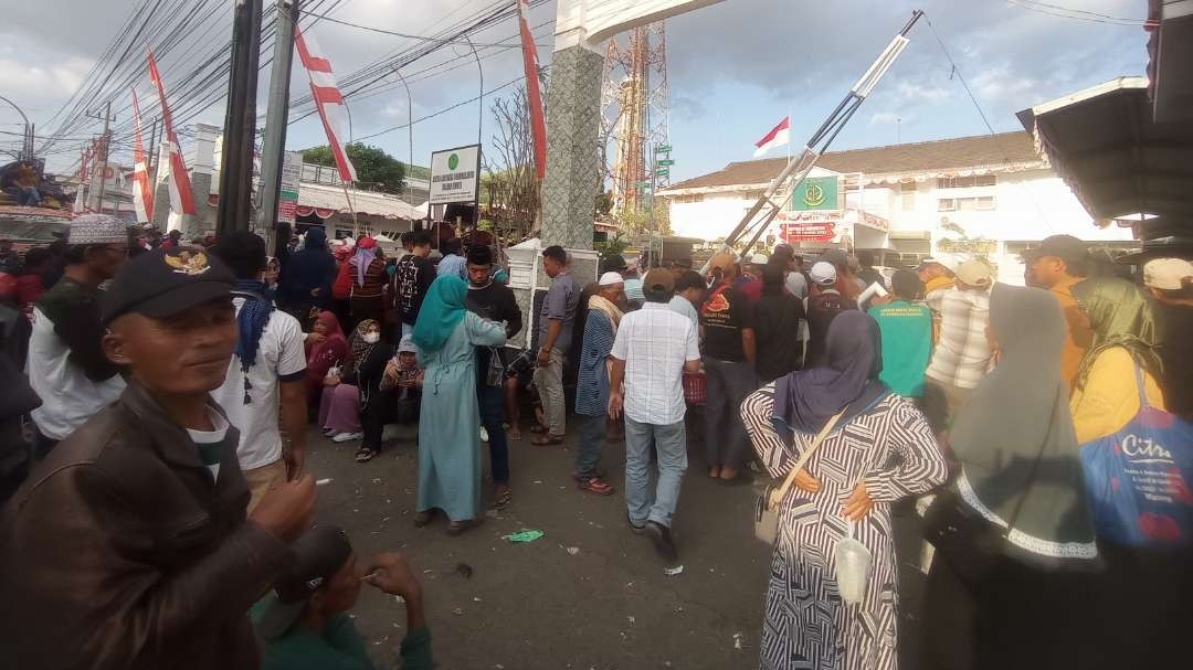 Ratusan pendukung Kades Mundurejo saat unjuk rasa di depan Kantor Kejaksaan Negeri Jember (Foto: Rusdi/Ngopibareng.id)