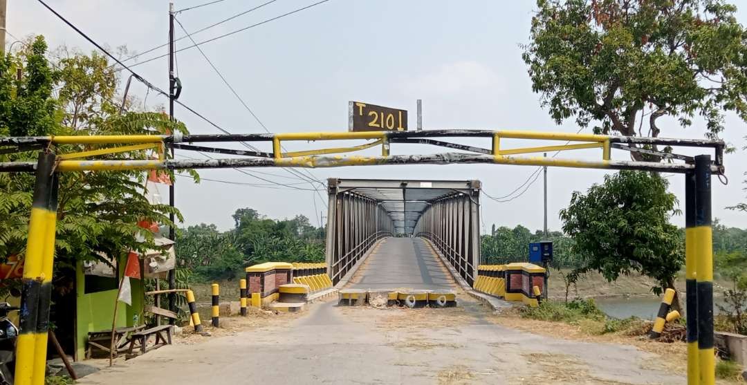 Kondisi jembatan glendeng penghubung antara Tuban dengan Bojonegoro saat dilakukan penutupan total. (Foto: Khoirul Huda/Ngopibareng.id)