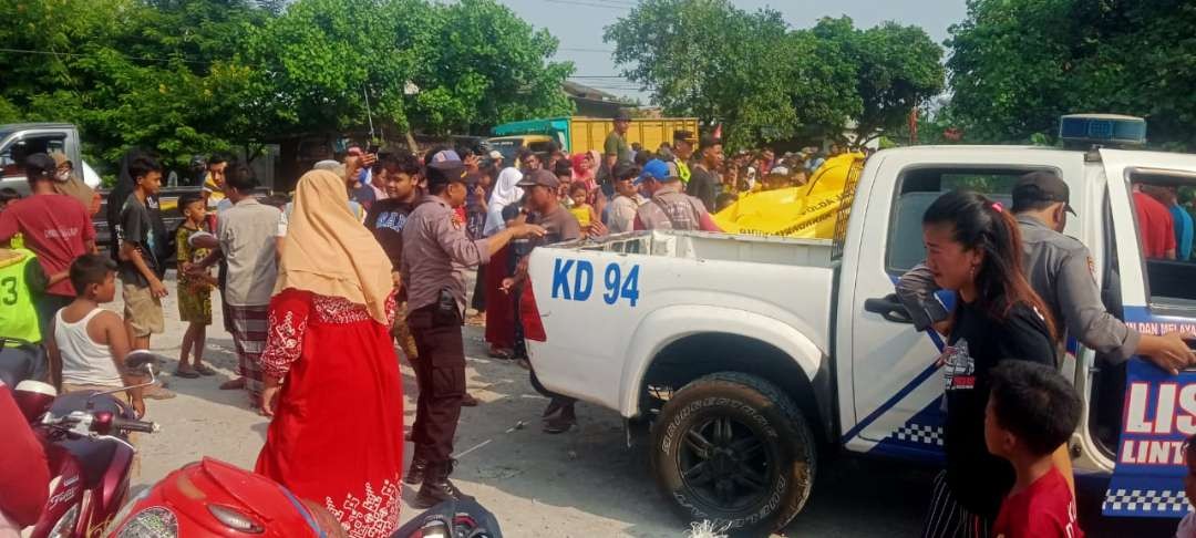 Evakuasi mayat yang ditemukan warga di Sungai Harinjing. (Foto: Istimewa)