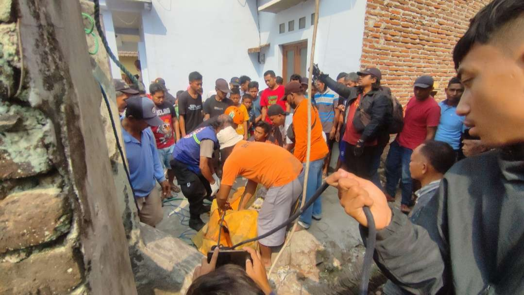 Proses evakuasi jasad korban masuk dalam sumur. (Foto Deni Lukmantara/Ngopibareng.id)