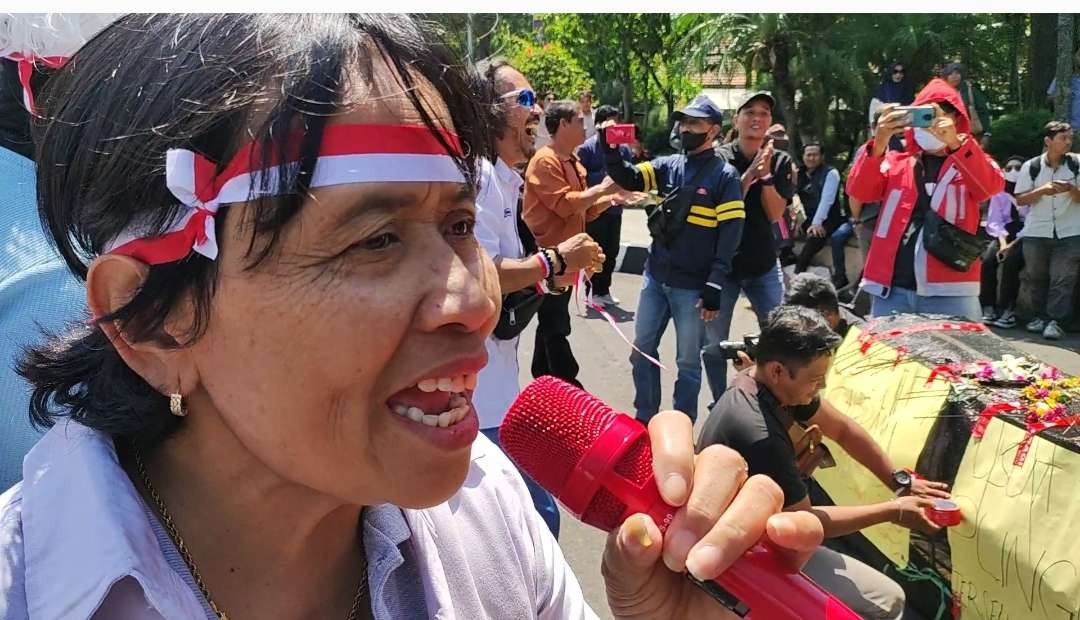 Gabungan LSM datangi Kantor Cabang Disdik Provinsi tuntut hentikan penjualan seragam sekolah (Foto: Fendi Lesmana/ngopibareng.id)