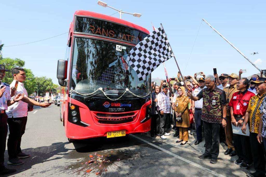 Gubernur Jawa Tengah Ganjar Pranowo meresmikan Koridor VII Trans Jateng rute layanan Solo-Sukoharjo-Wonogiri di Alun-alun Giri Krida Bakti. (Foto: Dok Jateng)