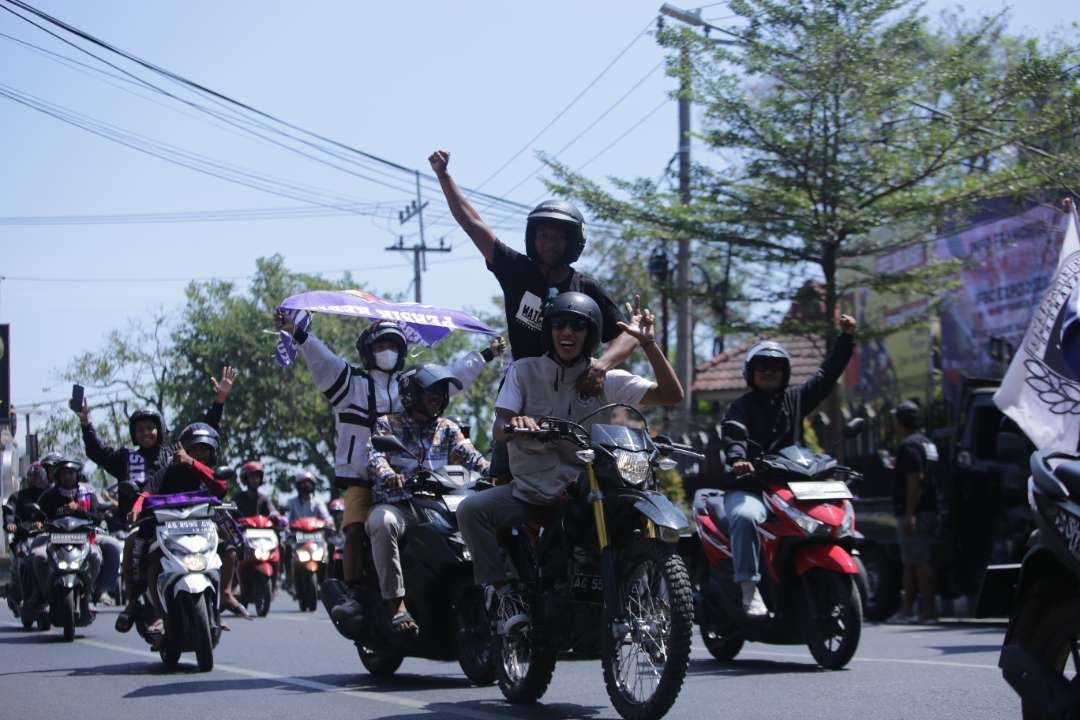 Suporter Persikmania menyambut kedatangan tim kebanggaannya usai melakoni dua laga away. (Foto: Istimewa)