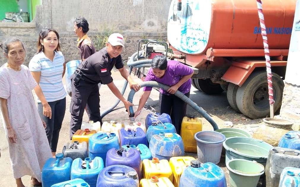 BPBD Kabupaten Probolinggo memasok air bersih ke salah satu desa yang kekeringan. (Foto: Ikhsan Mahmudi/Ngopibareng.id).